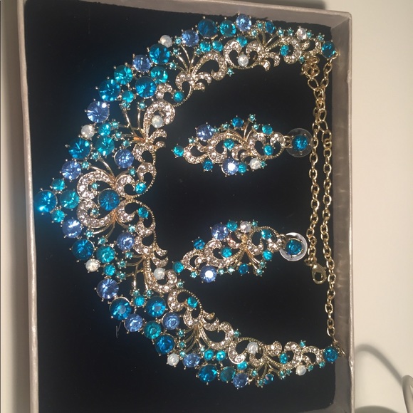 Blue stone necklace and earrings. - Picture 1 of 1